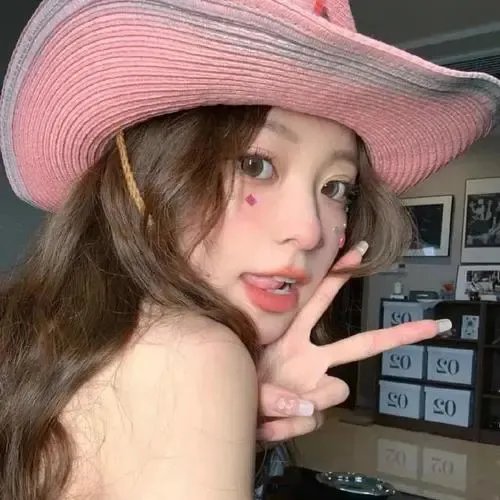 某影后之女被曝恋爱脑怒怼网友，前后半年校园画面流出